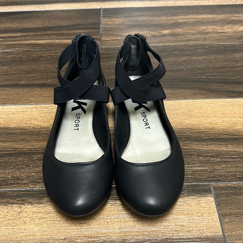 Women’s black flats. Very stylish and fun to wear. Size 6.5